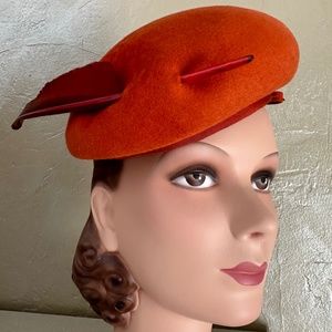 FABULOUS 1950s' APRICOT COLOR FELT TAM WITH MATCHING LONG FEATHER TRIM